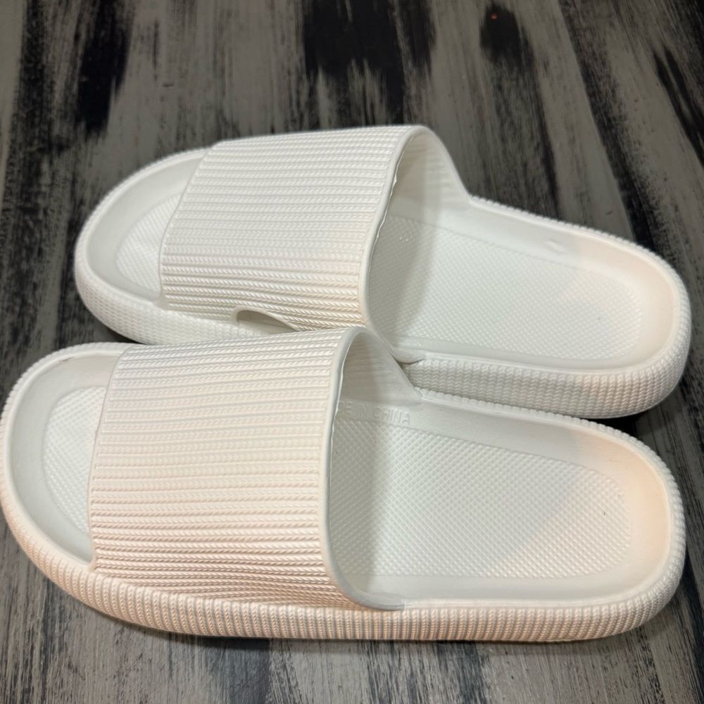 The Original Cloudies Women’s Size 9.5-10    Viral Tik Tok Comfort Slides - Picture 9 of 10
